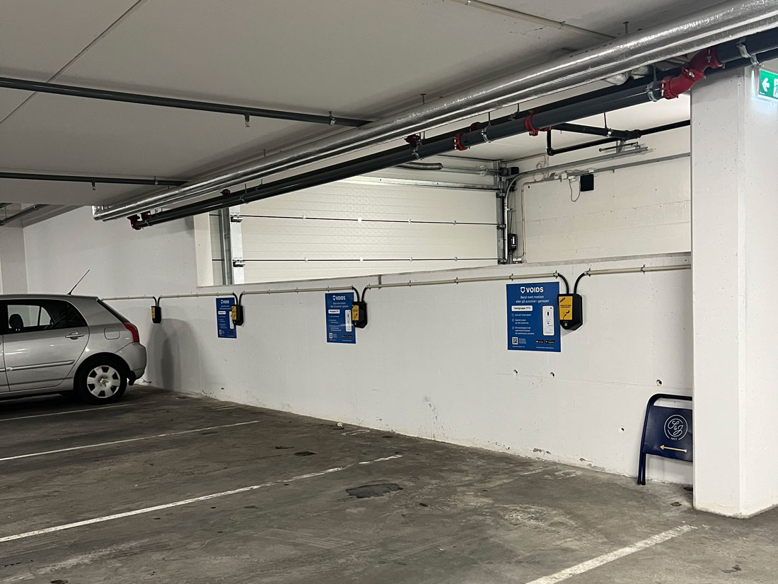 Elbil parkering med Voids parkeringsløsning i et parkeringshus.